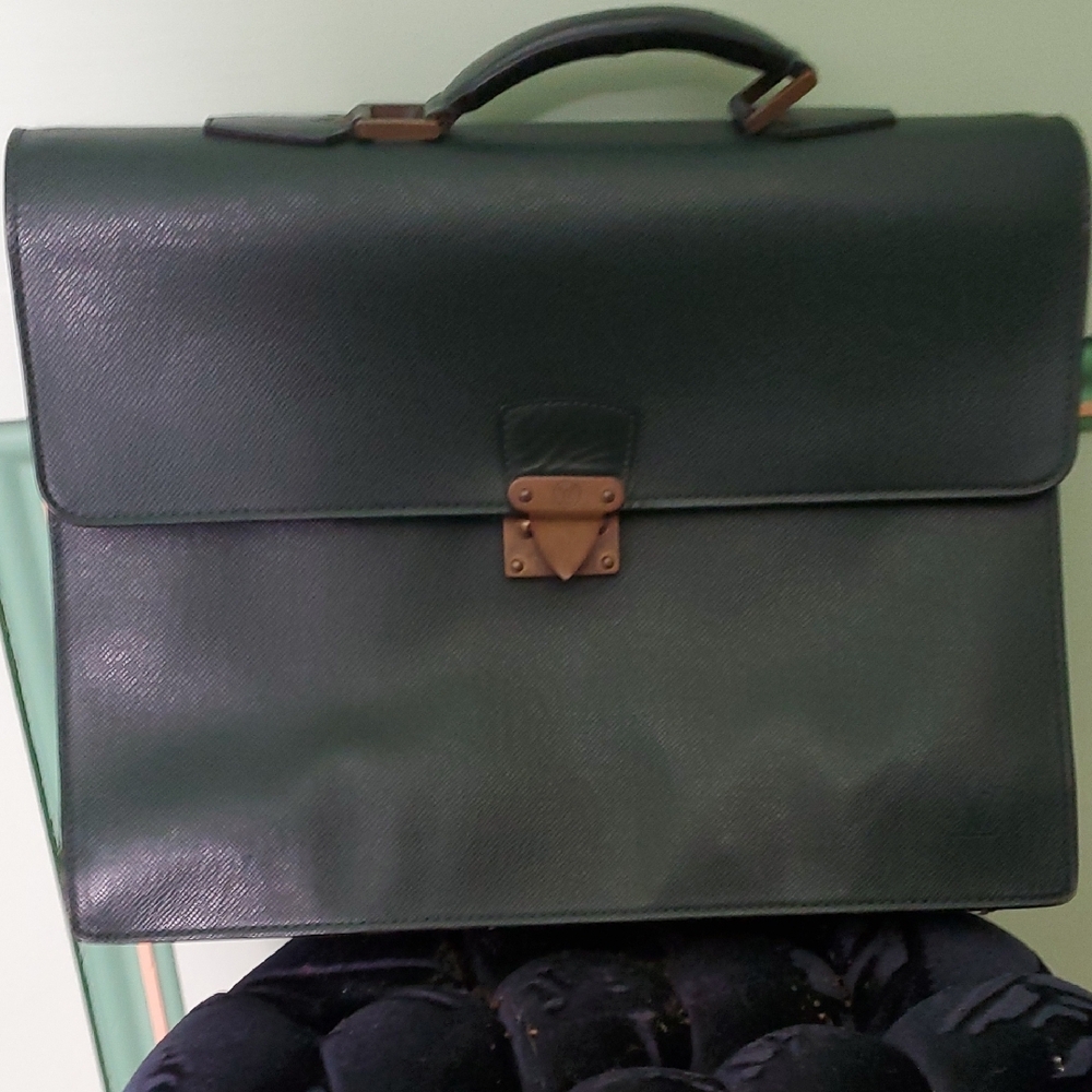 Authentic Louis Vuitton Elegant Green Leather Briefcase - Picture 12 of 12